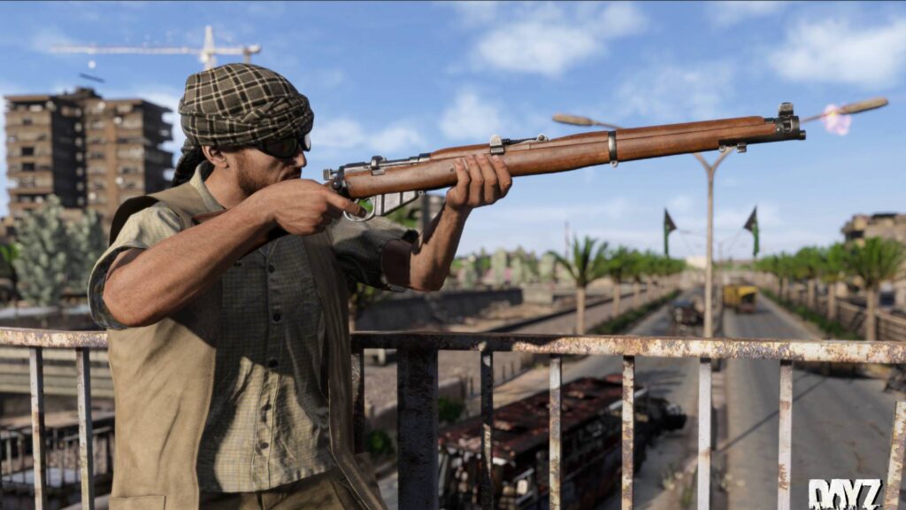 Ein Überlebender zielt in DayZ mit einem langen Repetiergewehr von einer erhöhten Position über eine Stadtstraße.