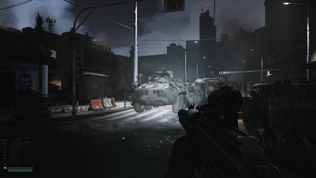 Ein Spieler zielt in Escape from Tarkov nachts auf mehrere gepanzerte Militärfahrzeuge in einer düsteren Stadtstraße.