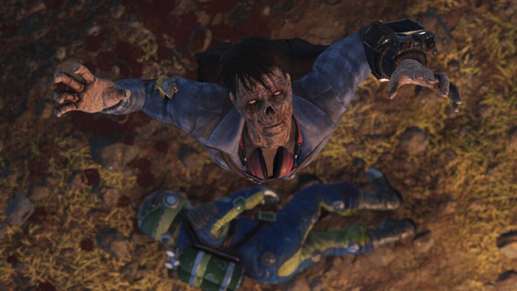 Ein verwester Gegner stürzt sich in Fallout 76 mit ausgestreckten Armen auf eine Person in einem blau-gelben Vault-Anzug.