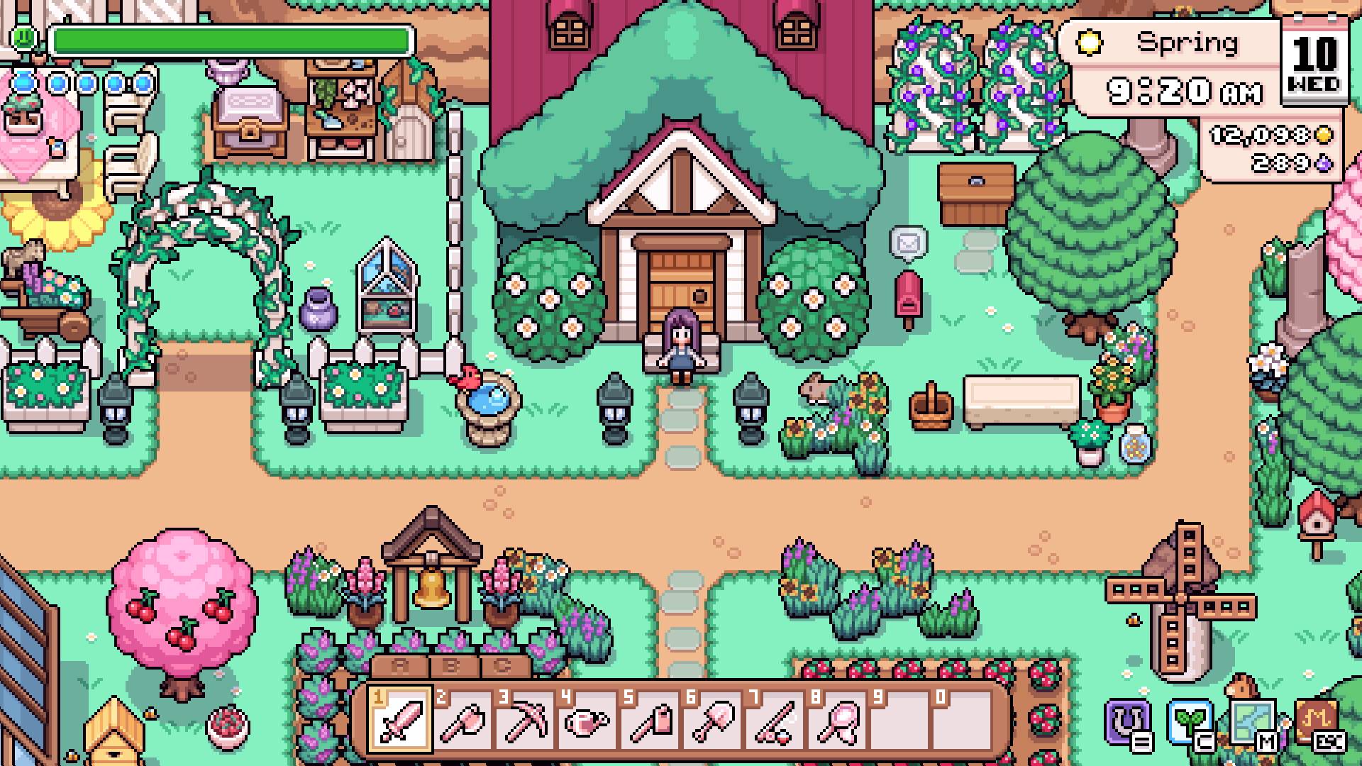 Eine Spielfigur steht in Fields of Mistria im Frühling vor einem kleinen Haus, umgeben von Blumen, Bäumen und Gartendekoration.