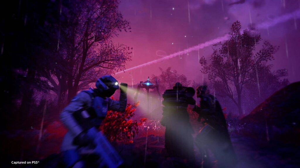 Helldivers 2 Soldaten kämpfen nachts in einem violett beleuchteten Wald gegen einen feindlichen Läufer