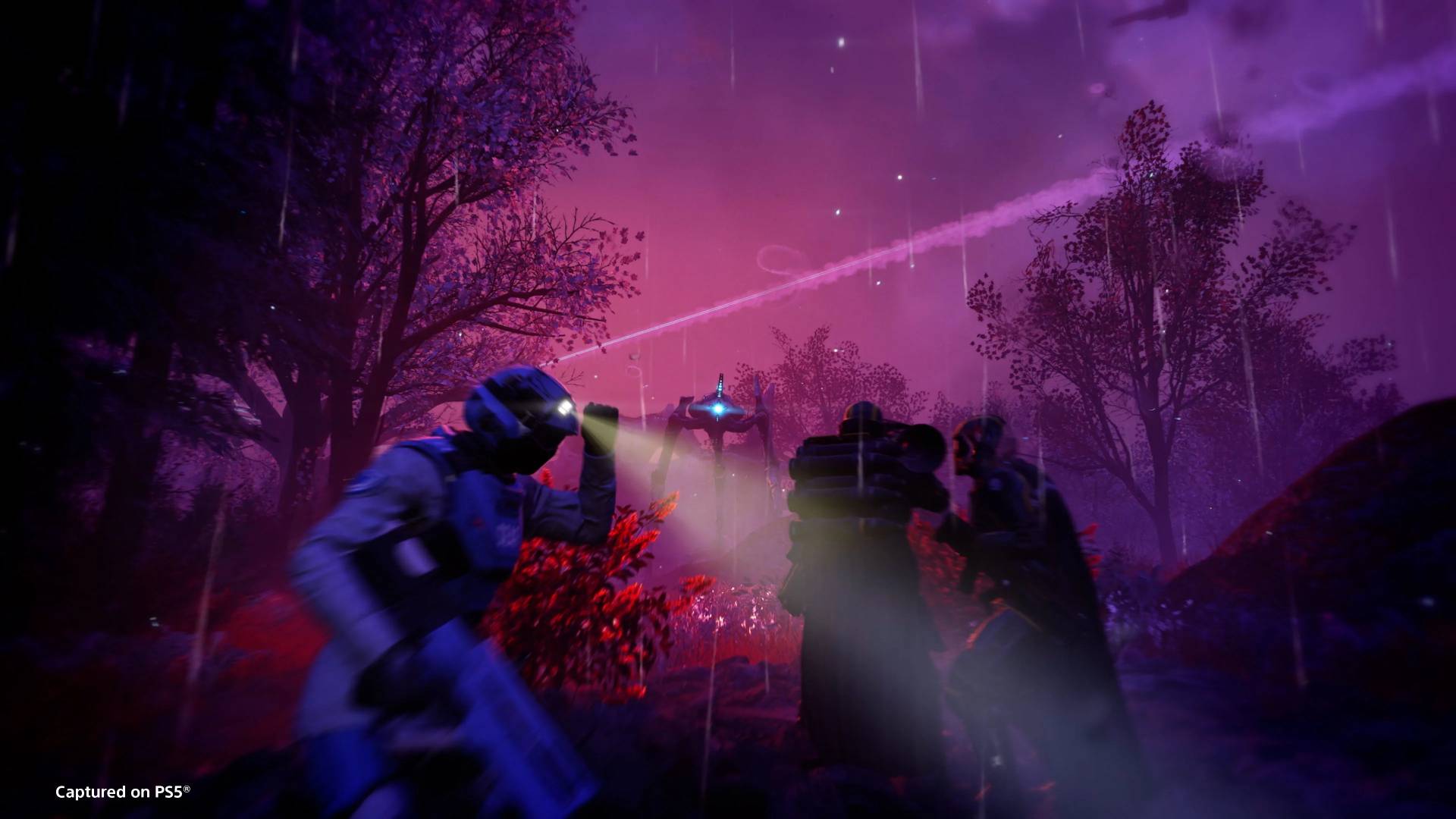 Helldivers 2 Soldaten kämpfen nachts in einem violett beleuchteten Wald gegen einen feindlichen Läufer