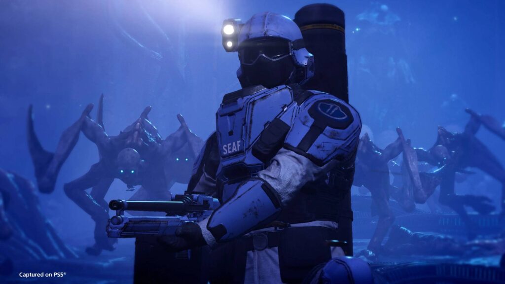 Helldivers 2 SEAF Soldat steht vor mehreren Wretches in blauer Umgebung