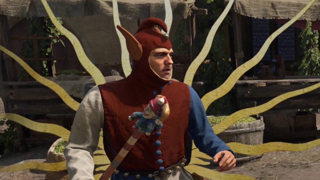 Ein Mann im Narrenkostüm steht in Kingdom Come Deliverance 2 vor einem Marktstand mit gelben Bändern im Hintergrund.