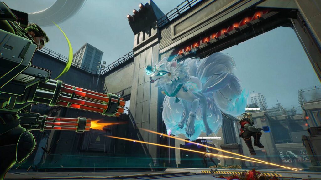 Ein Kämpfer feuert in Marvel Rivals mit einer schweren Waffe auf einen schwebenden weißen Fuchsgeist mit mehreren Schweifen.