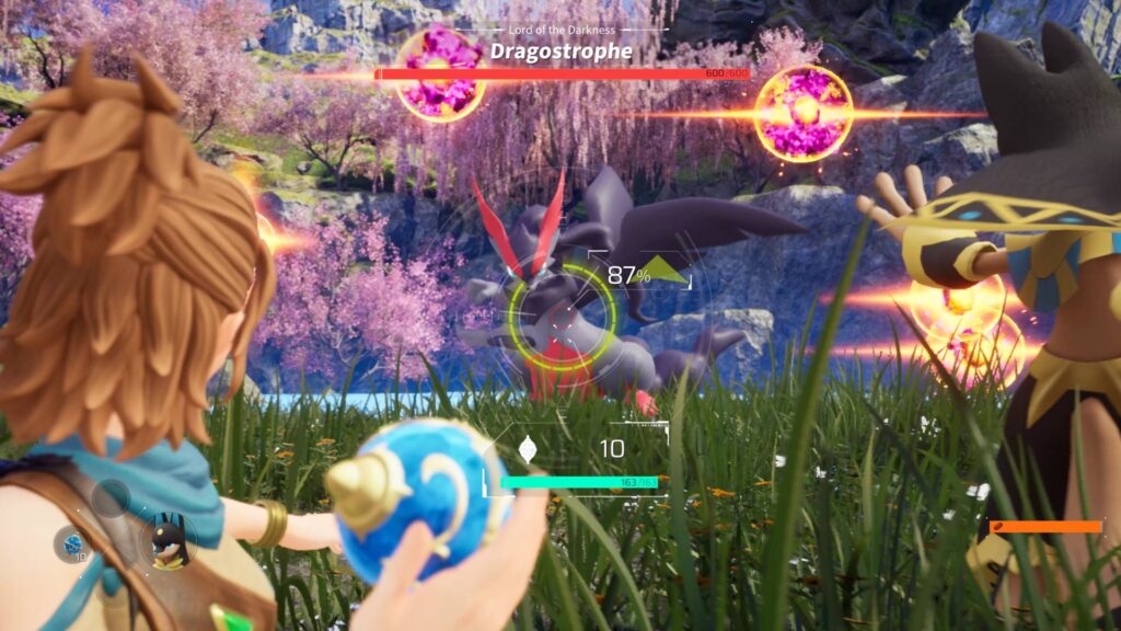 Ein Spieler versucht in Palworld, den Boss Dragostrophe mit einer Pal-Sphäre zu fangen, während mehrere Feuerkugeln durch die Arena fliegen.