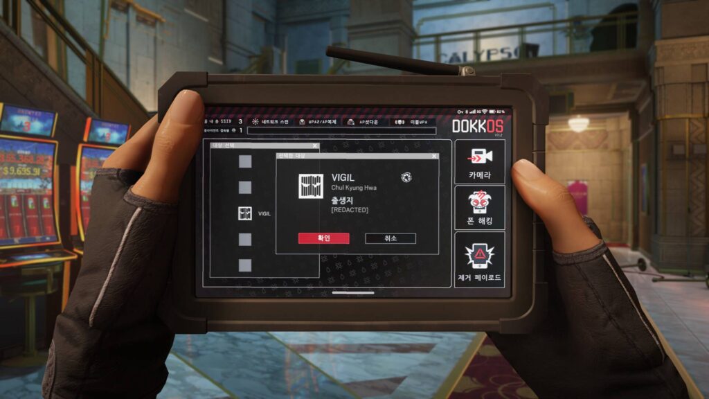 Eine Person wählt in Rainbow Six Siege auf einem DokkOS-Tablet den Operator Vigil in einem Casino aus.
