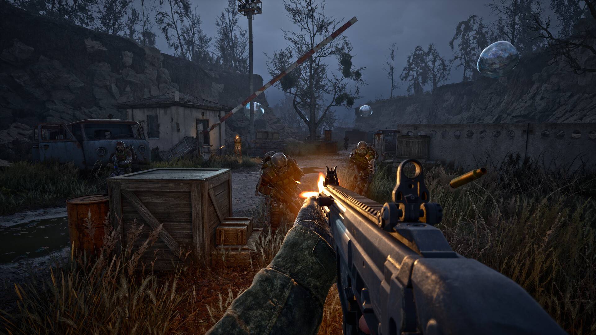 Stalker 2 Spieler schießt auf mehrere bewaffnete Gegner an einem verlassenen Kontrollpunkt