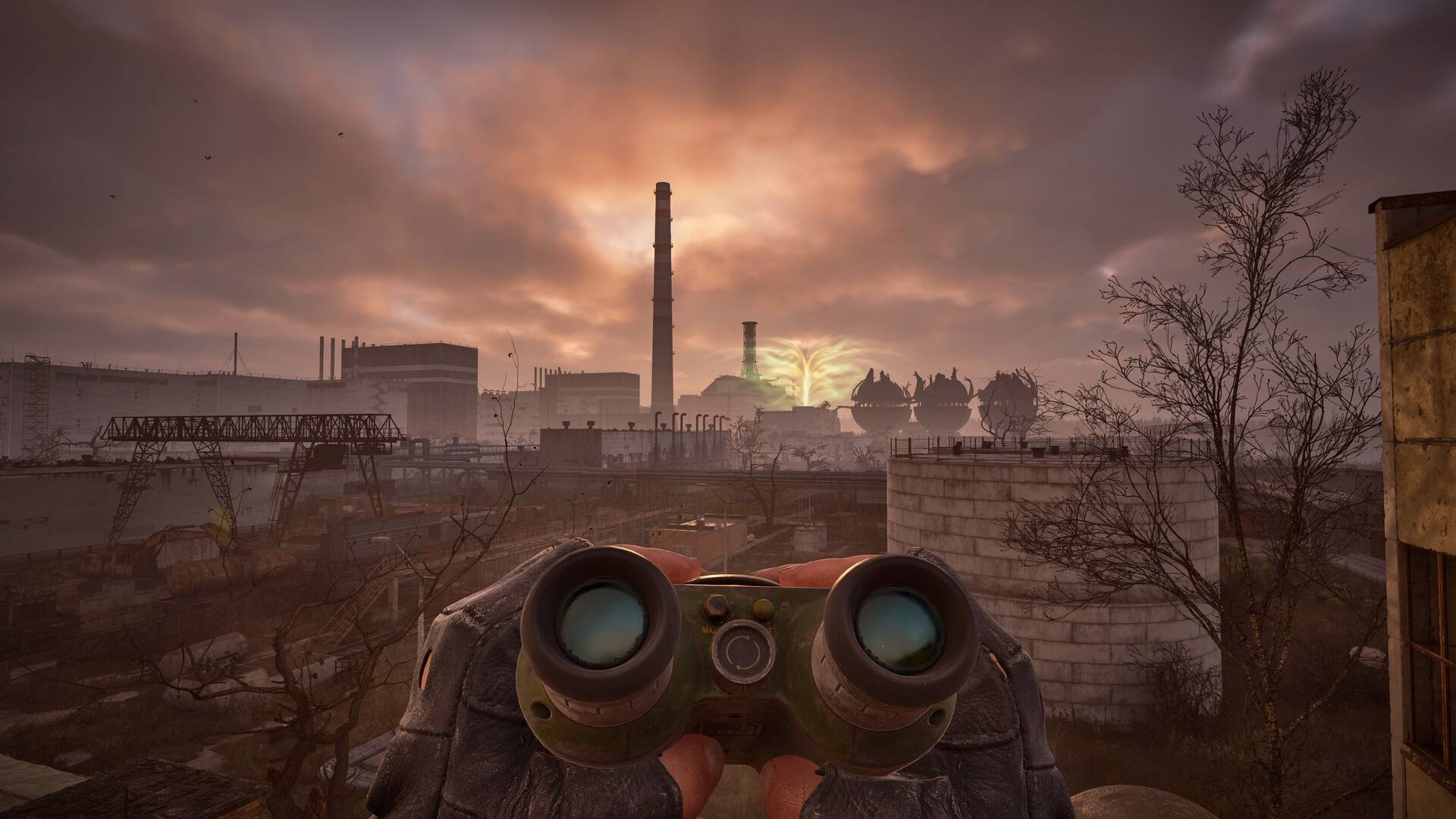 Stalker 2 mit Fernglas vor Industrieanlage und Anomalie