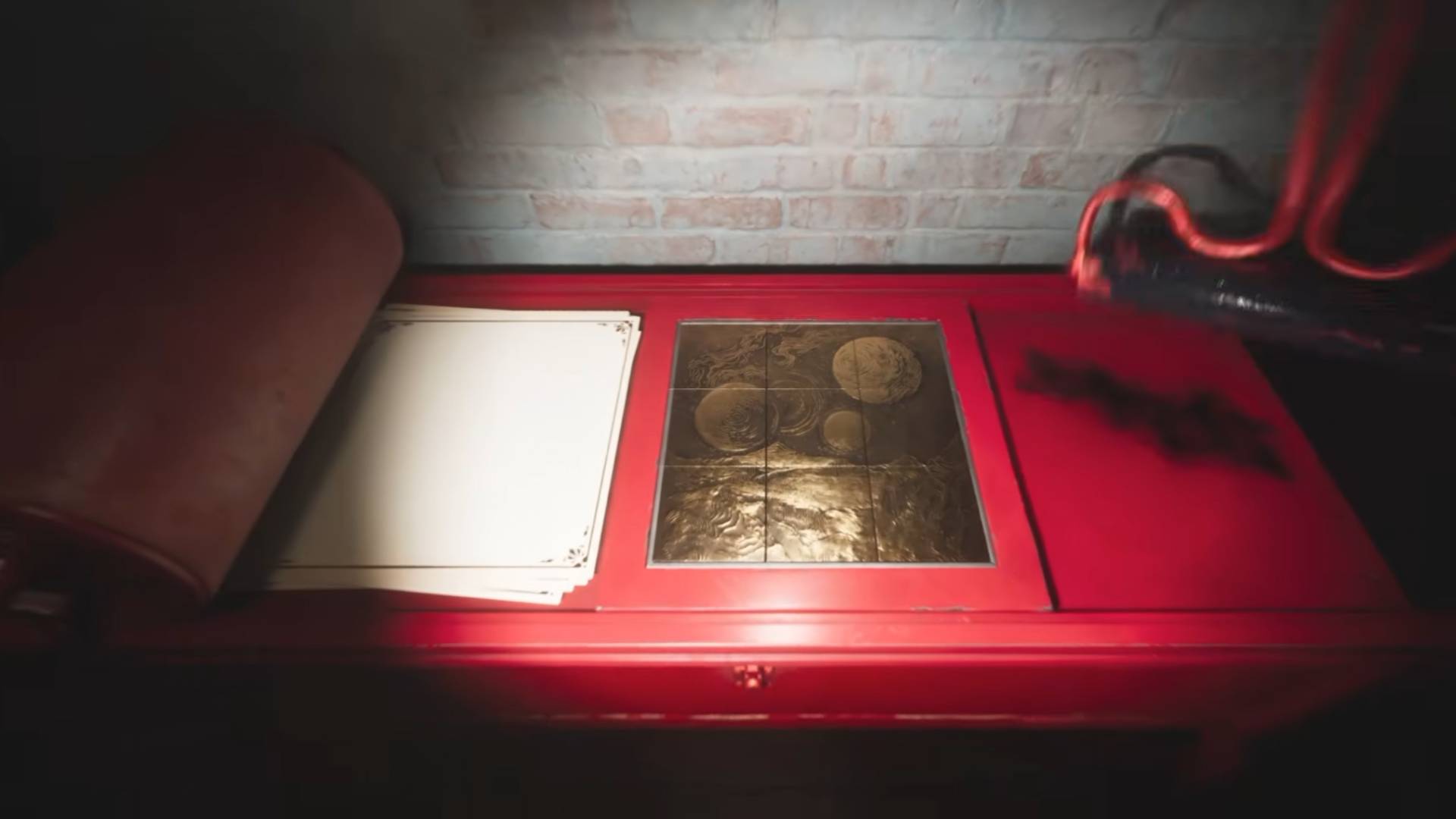 The Sinking City 2 eingesetzte Druckplatten auf der roten Druckpresse