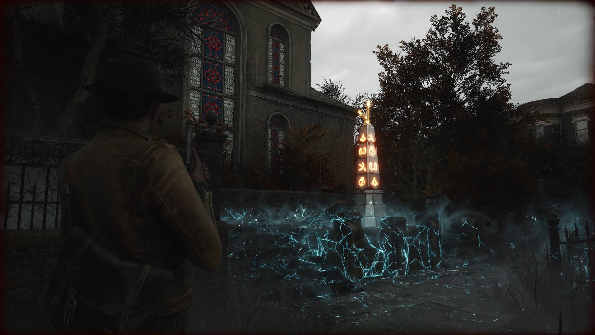The Sinking City 2 mit leuchtendem Obelisken vor der Kirche