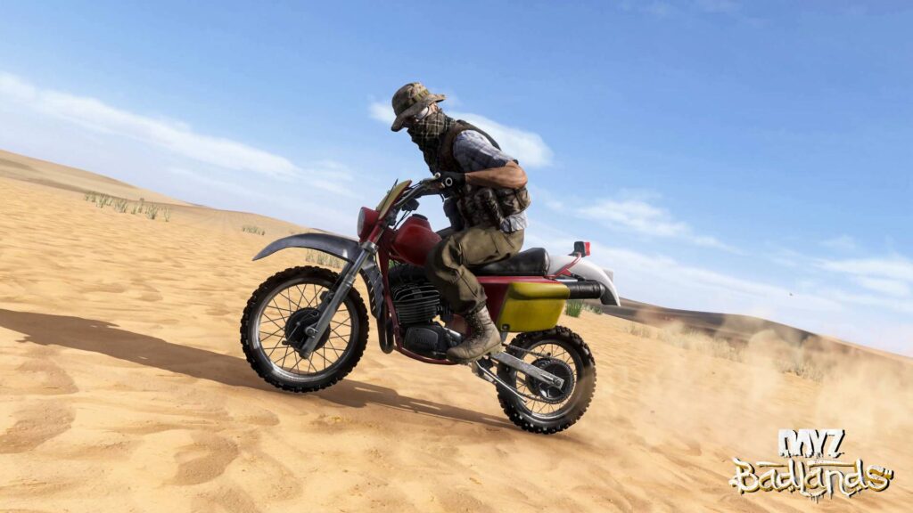 DayZ Badlands Spieler fährt mit einem Motorrad durch eine sandige Wüstenlandschaft