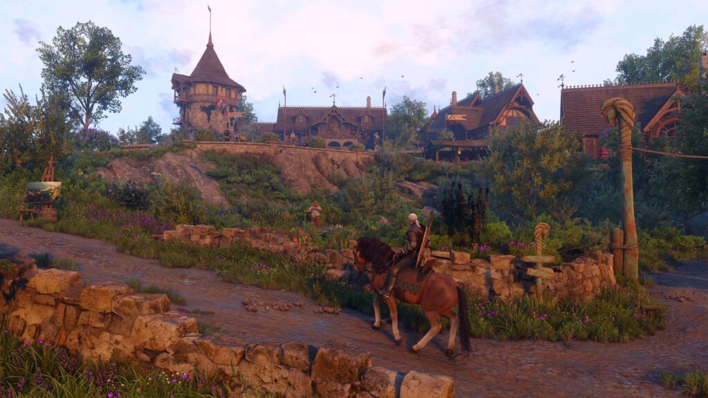 The Witcher 3 Geralt reitet auf Plötze durch eine dicht bewachsene Siedlung