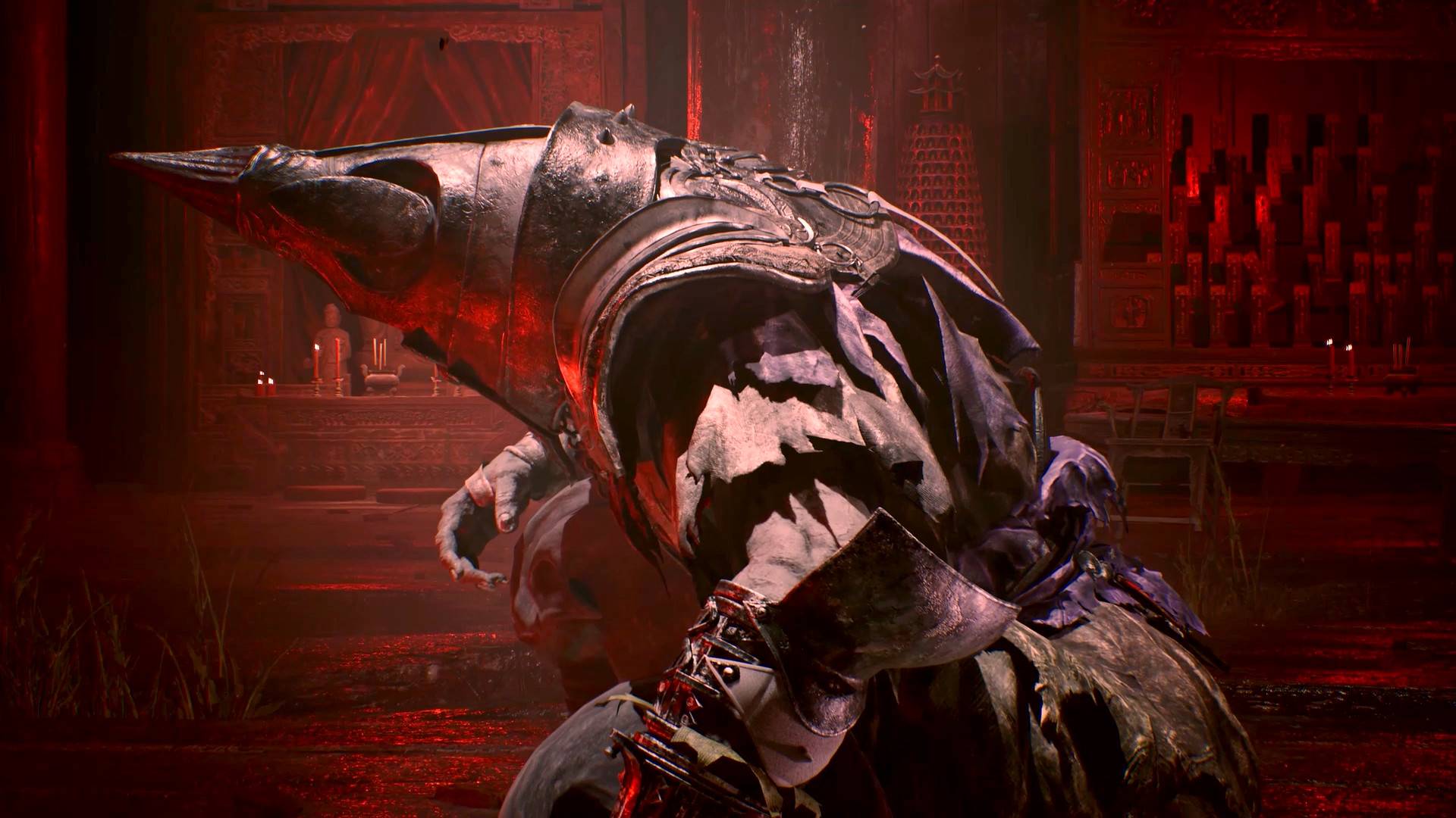 Boss Huangxing in schwerer Metallrüstung während eines Kampfes in einer rot beleuchteten Halle in Phantom Blade Zero.