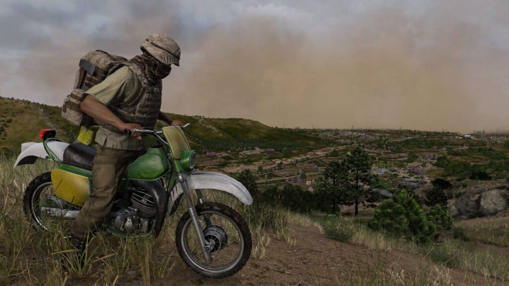 DayZ Badlands: Überlebender mit Gesichtsschutz auf einem Motorrad vor einem herannahenden Sandsturm.