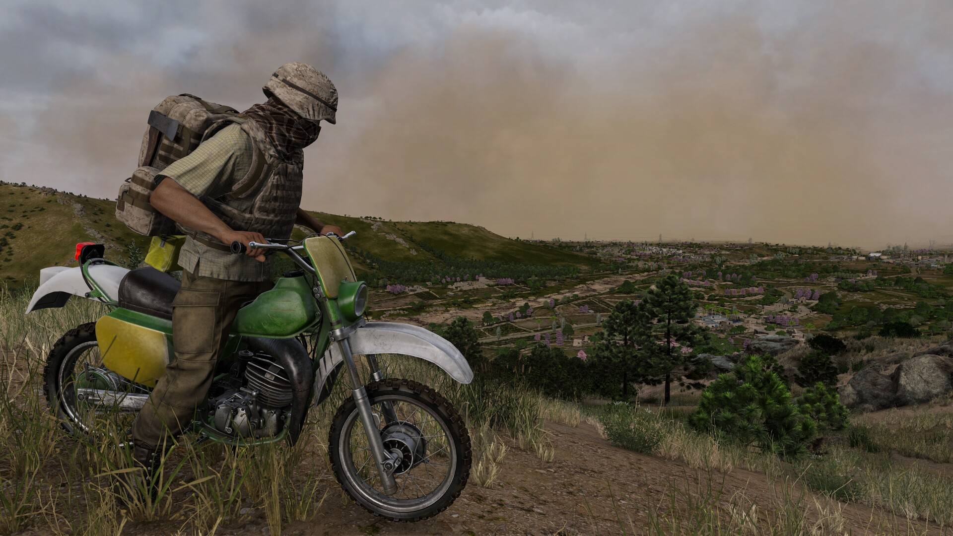 DayZ Badlands: Überlebender mit Gesichtsschutz auf einem Motorrad vor einem herannahenden Sandsturm.