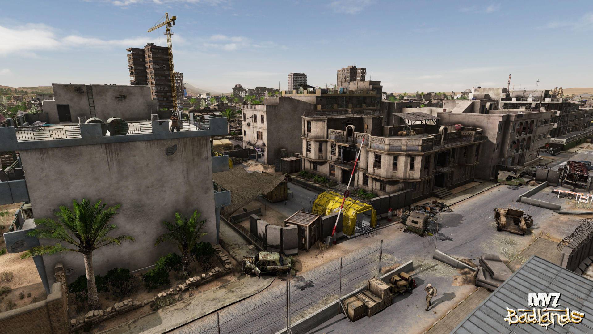 Abgesperrter Militärposten mit Fahrzeugen, Versorgungskisten und einem gelben Zelt in DayZ Badlands.