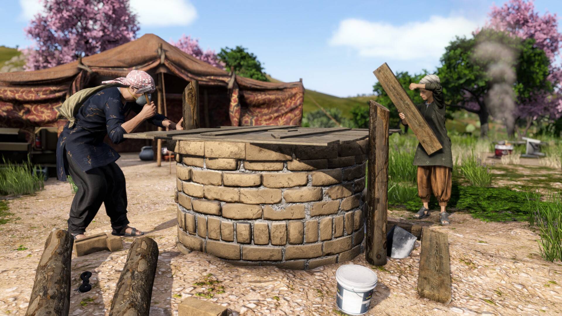 DayZ Badlands: Zwei Überlebende reparieren einen Brunnen mit Holzbrettern und Werkzeugen.