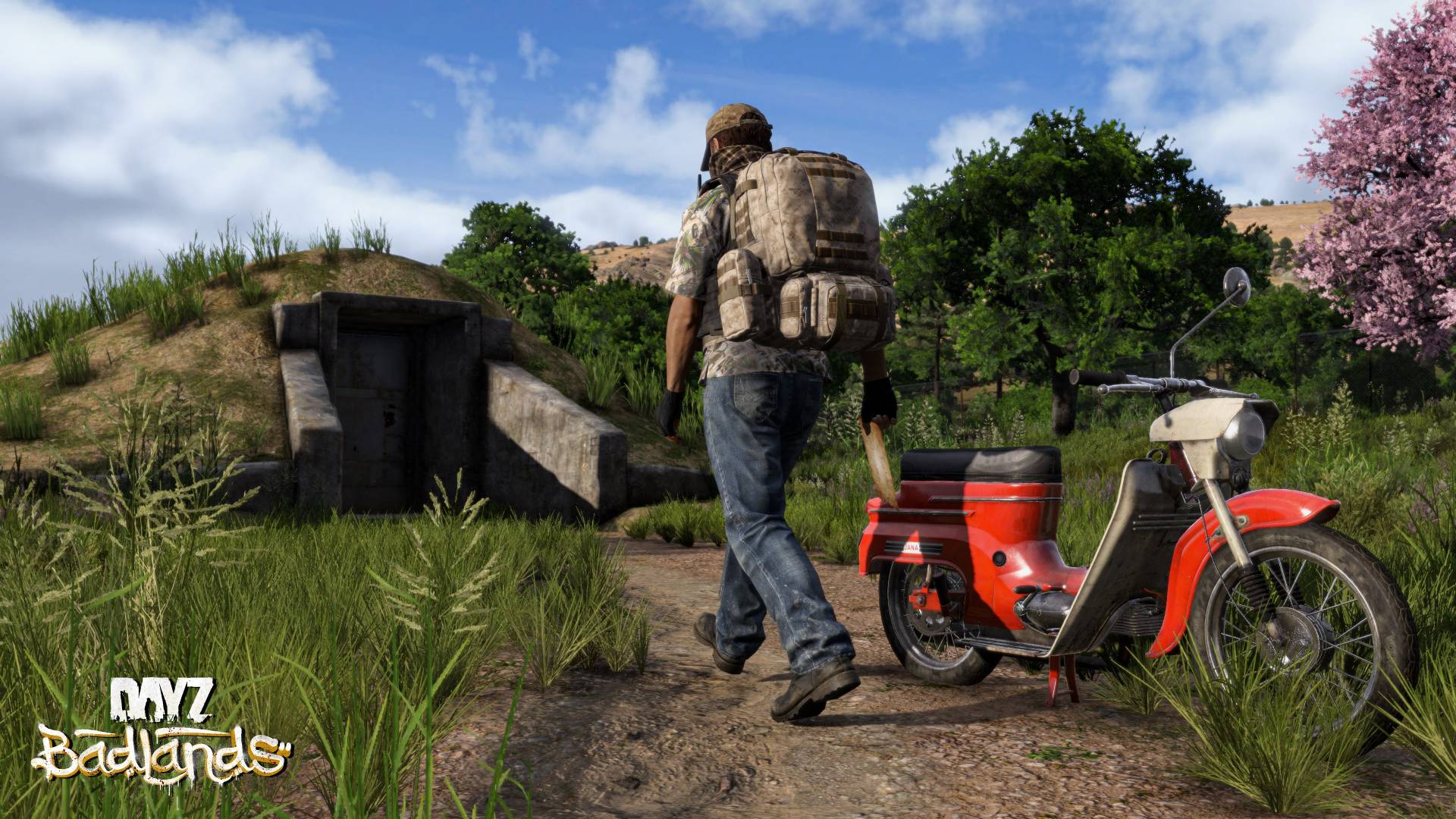 DayZ Badlands: Überlebender vor einem Bunkereingang neben einem roten Motorrad
