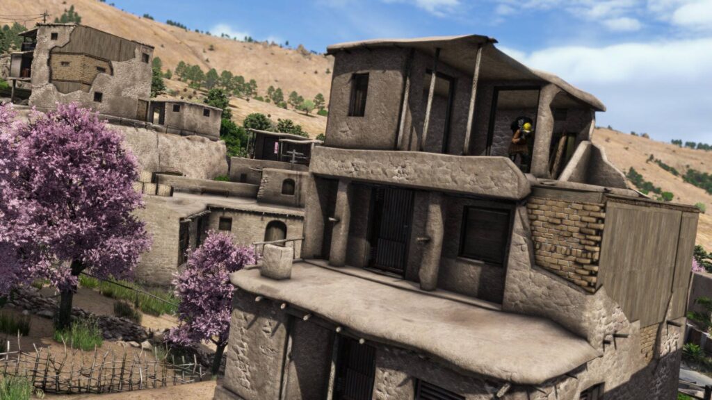 DayZ Badlands: Mehrstöckiges Haus in Nasdara mit reparierten Ziegelmauern, Holzverkleidungen und gesicherten Eingängen.