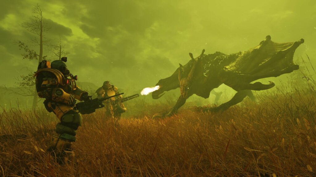 Fallout 76 – Zwei Spieler in Powerrüstungen kämpfen im radioaktiven Ödland gegen eine riesige mutierte Kreatur.