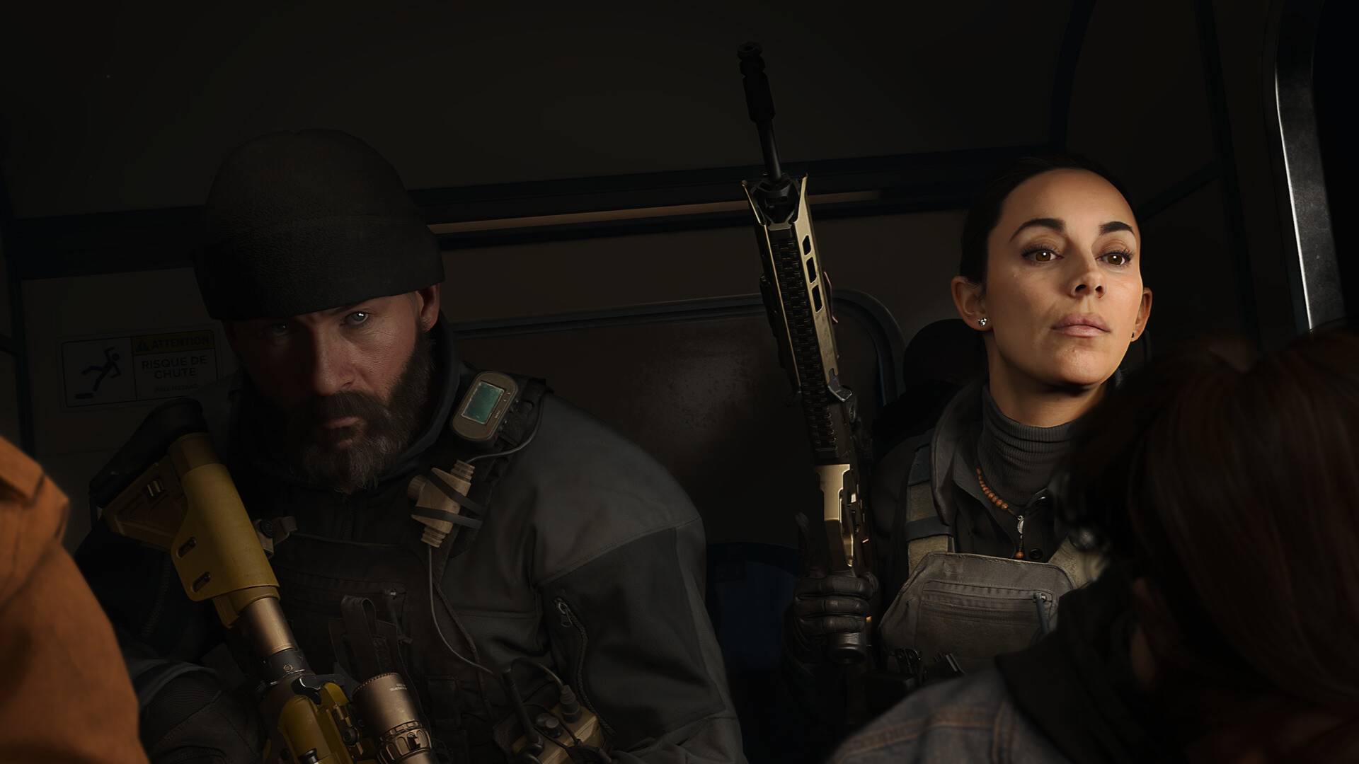Call of Duty: Modern Warfare 4 – Captain Price sitzt mit einer bewaffneten Soldatin in einem dunklen Fahrzeug.