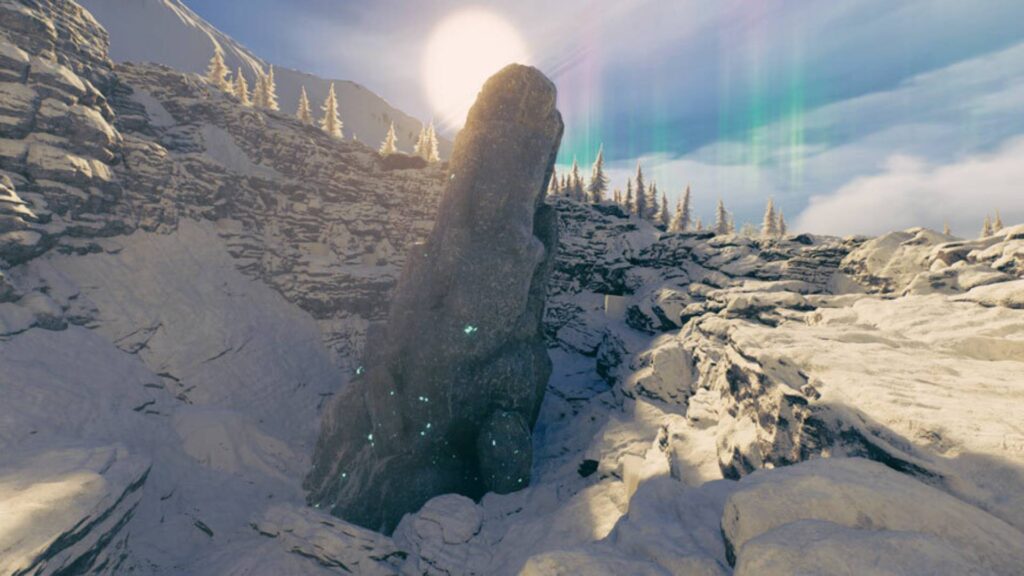 Permafrost: Großer Mondgestein-Felsen mit türkisfarbenen Einschlüssen in einer verschneiten Landschaft