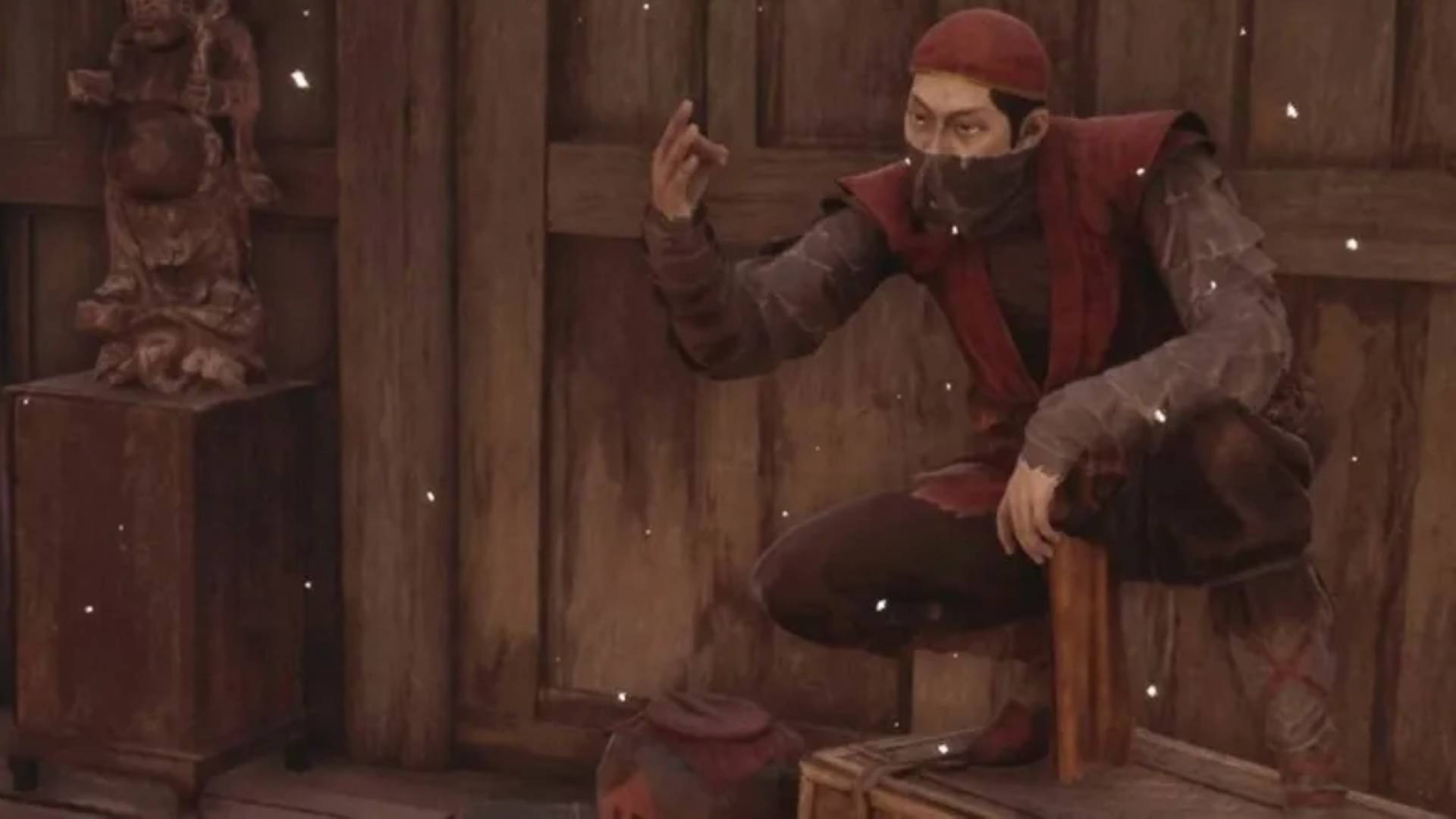 Maskierter Dieb mit roter Kopfbedeckung sitzt in Phantom Blade Zero auf einem Holzpfosten und hebt zwei Finger.