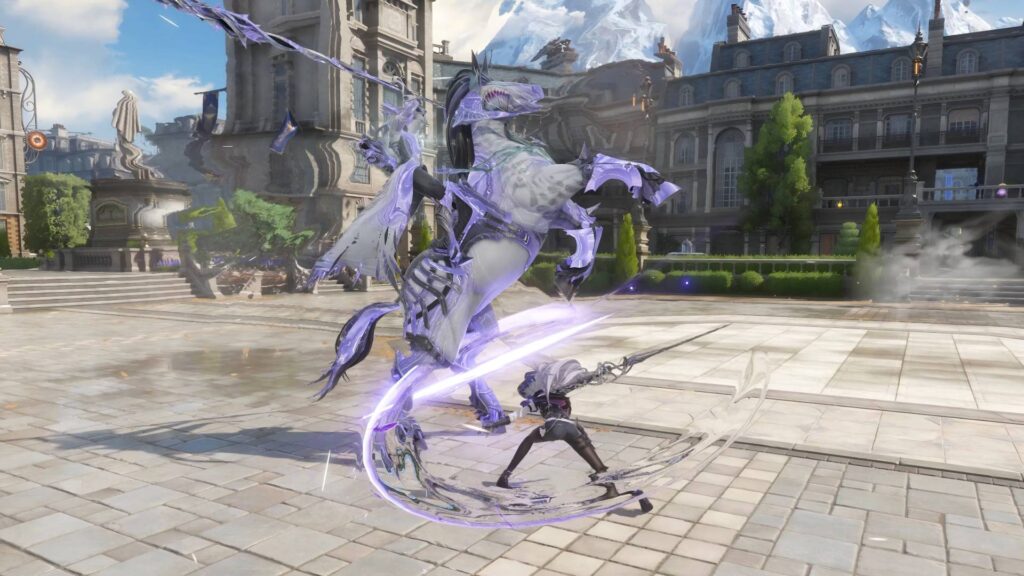 Silver Palace: Eine Spielfigur kämpft auf einem prächtigen Stadtplatz gegen ein riesiges, violett schimmerndes Pferdewesen mit Rüstung.